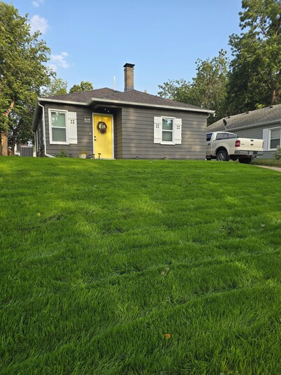 Charming 2+ bedroom house in walking distance from Sanford, Augi, & U of S.F.  