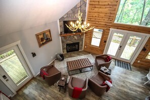 Smart-TV, Kamin, Videospiele, Tischfußball