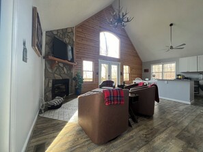 Smart-TV, Kamin, Videospiele, Tischfußball