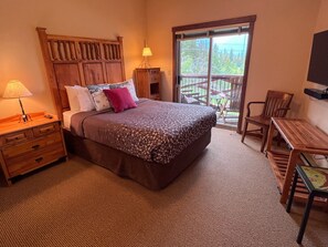 2 chambres, fer et planche à repasser, lit de bébé portatif