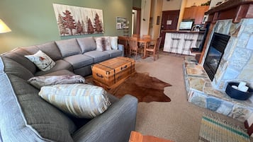 Smart TV, fireplace