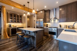 Fridge, microwave, oven, stovetop - Ski In & Out Right from your Private Hot Tub (Fernie)