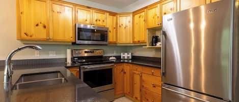 Réfrigérateur, micro-ondes, four, plaque de cuisson