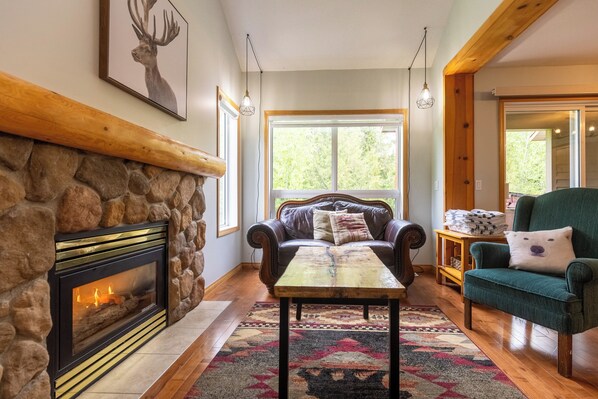 Smart TV, fireplace - Ski In & 15 Minute Walk to the Lifts. Hot Tub. A/C. Pet Friendly (Fernie)