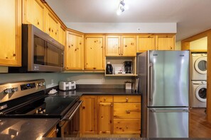 Fridge, microwave, oven, stovetop - Ski In & 15 Minute Walk to the Lifts. Hot Tub. A/C. Pet Friendly (Fernie)
