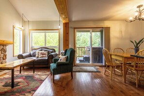 Smart TV, fireplace - Ski In & 15 Minute Walk to the Lifts. Hot Tub. A/C. Pet Friendly (Fernie)