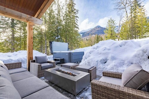 Ski In/Out. Luxury with Hot Tub & EV Charger