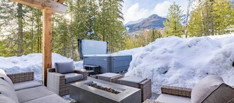 Ski In/Out. Luxury with Hot Tub & EV Charger