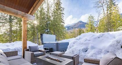 Ski In/Out. Luxury with Hot Tub & EV Charger