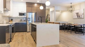 冰箱、微波炉、烤箱、炉灶