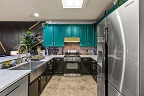 Réfrigérateur, four à micro-ondes, un four, surface de cuisson