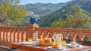 Outdoor dining - Casa Rural La Miel Nerja by Ruralidays (Málaga)