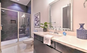 Shower, hair dryer, towels, soap - Back Stage Pass - Skyline Views, Fire Pit, Rooftop Deck (Nashville)