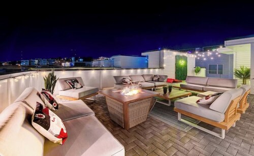 Back Stage Pass - Skyline Views, Fire Pit, Rooftop Deck
