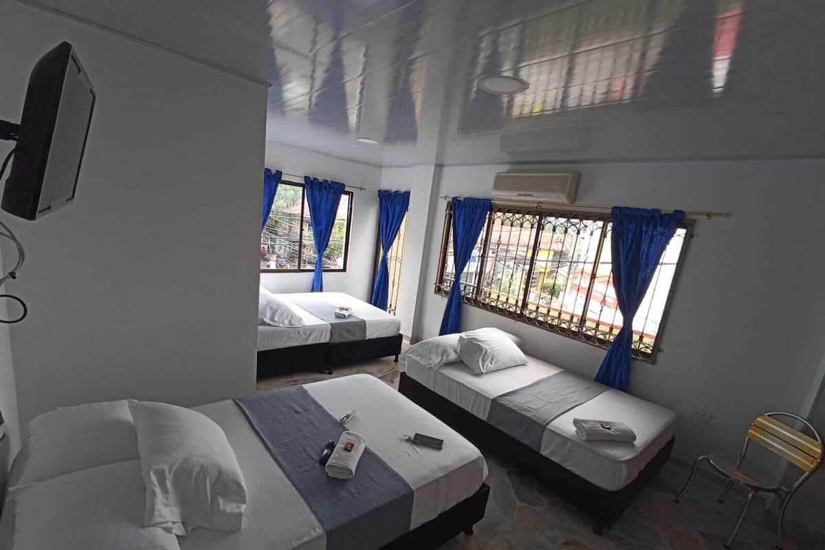 Standaard vierpersoonskamer, balkon, uitzicht op stad | Gratis wifi, beddengoed