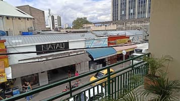 Habitación cuádruple estándar, balcón, vista a la ciudad | Vista del balcón