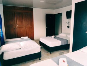 Standard-Vierbettzimmer, Balkon, Stadtblick | Kostenloses WLAN, Bettwäsche
