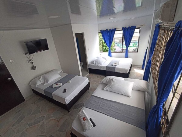 Standard Quadruple Room, Balcony, City View | Free WiFi, bed sheets - Hotel Santander Express (Neiva)