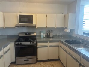 Een koelkast, een microgolfoven, een oven, een kookplaat