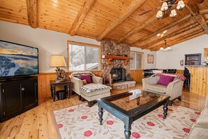 Téléviseur connecté, foyer, lecteur de DVD, livres