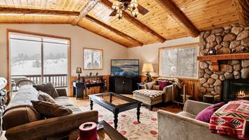 Smart-TV, peis, DVD-spiller og bøker