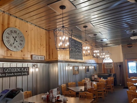 Restaurant. Williamston Inn