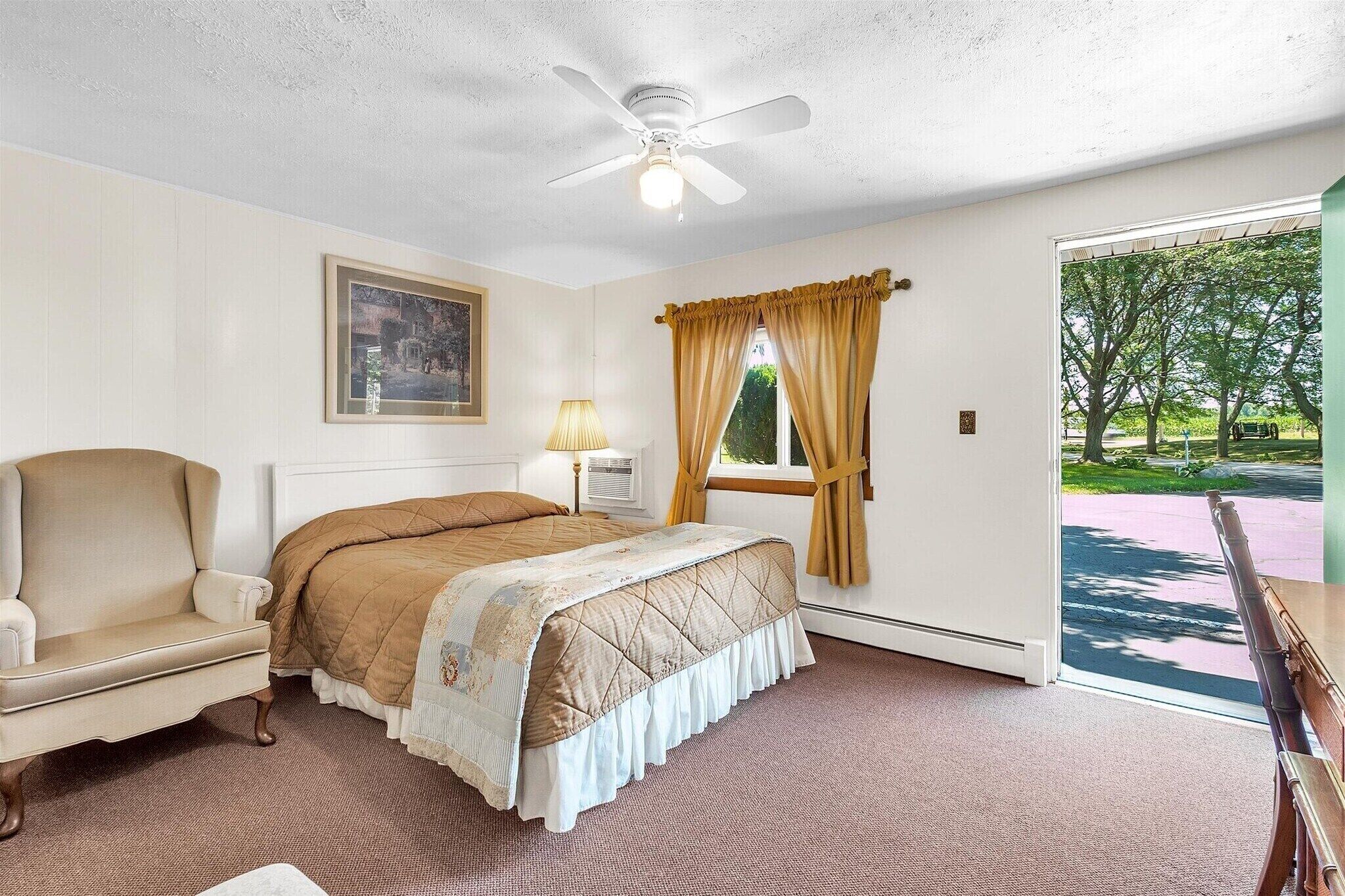 Comfort Room | Living area | 32-inch flat-screen TV with satellite channels