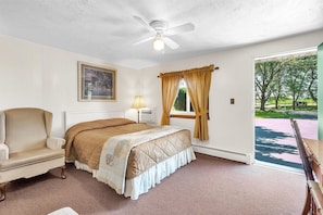 Comfort Room | Living area | 32-inch flat-screen TV with satellite channels - Williamston Inn (Williamston)