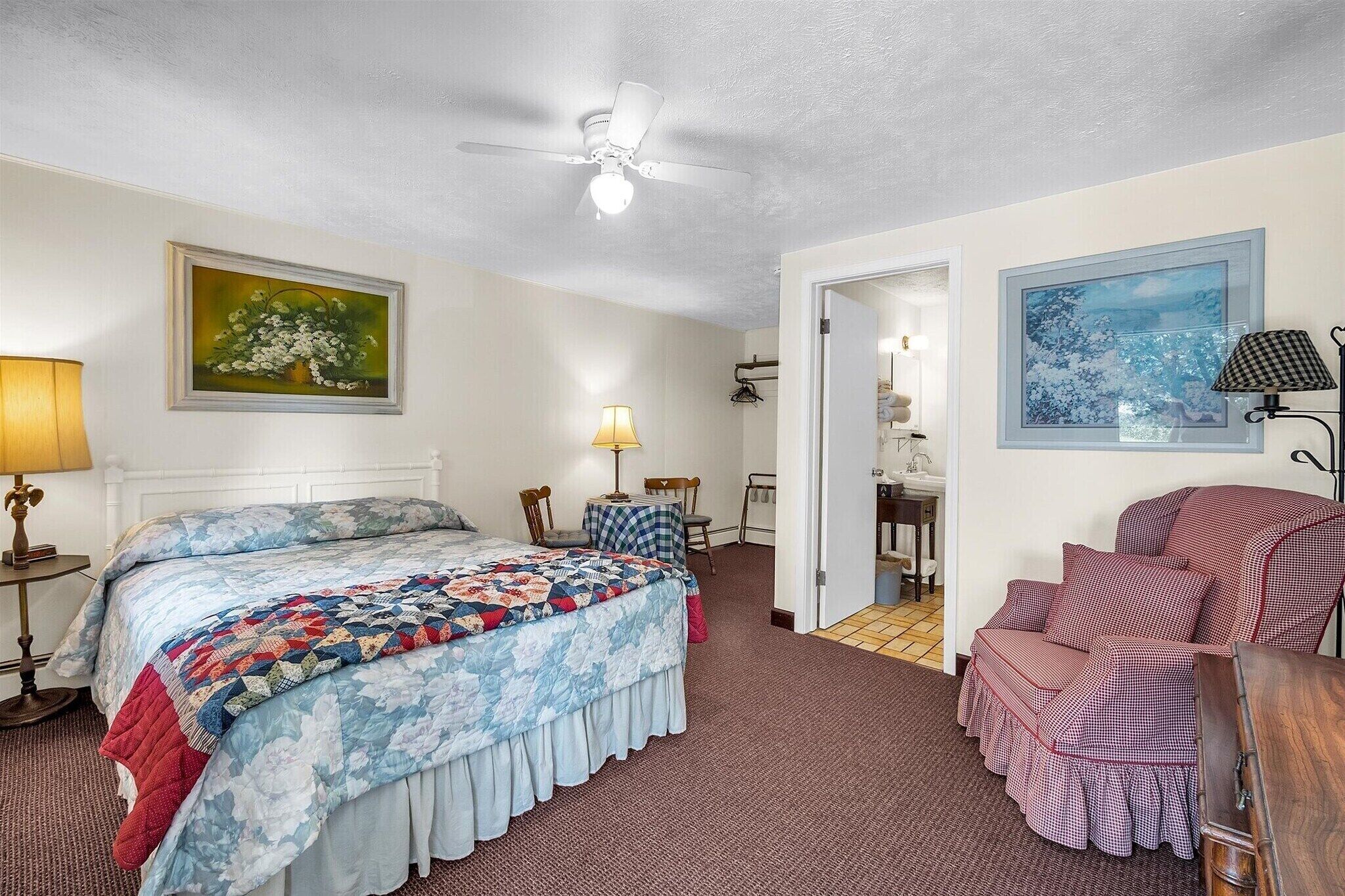 舒适单人房 | 高档床上用品、办公桌、笔记本电脑工作区、隔音