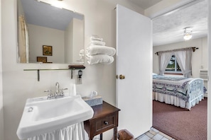 Economy Double Room | Bathroom | Shower, hair dryer, towels, soap