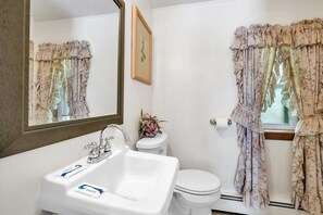 Economy Double Room | Bathroom | Shower, hair dryer, towels, soap