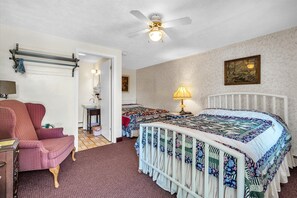 Economy Double Room | Living area | 32-inch flat-screen TV with satellite channels