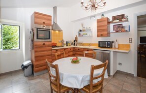 Een koelkast, een oven, een kookplaat, een vaatwasser