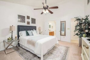 3 habitaciones, tabla de planchar con plancha, wifi y ropa de cama 