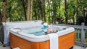 Banyera d'hidromassatge a l'aire lliure