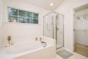 Shower, hair dryer, shampoo - Hot Tub - Suburban - Comfy (Matthews)