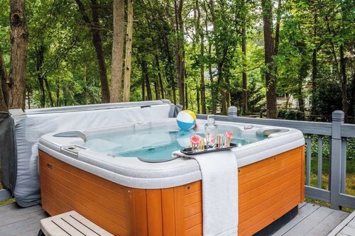 Hot Tub - Suburban - Comfy