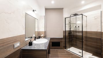 Dusche, Haartrockner, Bidet, HandtĂŒcher