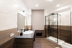 Dusj, hårføner, bidé og håndklær