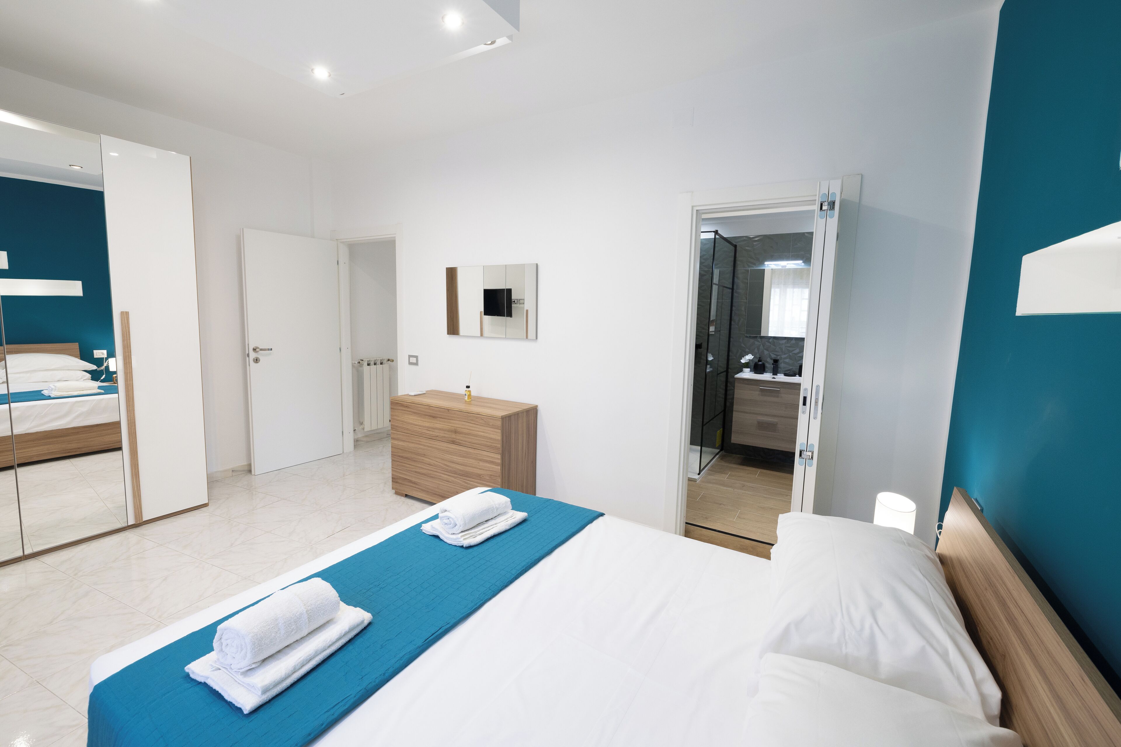 2 bedrooms, travel cot, free WiFi, bed sheets