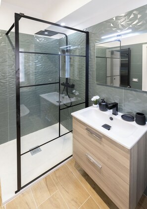 Douche, sèche-cheveux, bidet, serviettes fournies