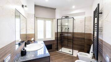 Dusche, Haartrockner, Bidet, Handtücher