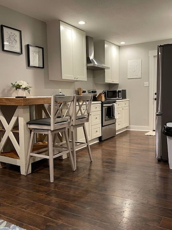 Fridge, microwave, oven, stovetop. NO CHORE Checkout pets OK mins to I-40 comfy KING