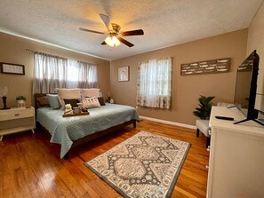 3 bedrooms, desk, travel cot, WiFi