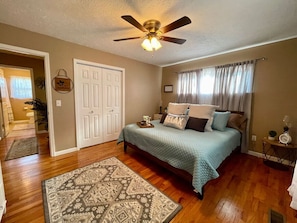 3 bedrooms, desk, travel cot, WiFi