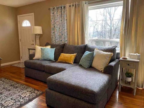 EASY Checkout, Safe, Comfy 3 bd w/KING Pets OK