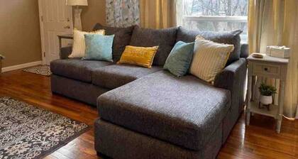 EASY Checkout, Safe, Comfy 3 bd w/KING Pets OK