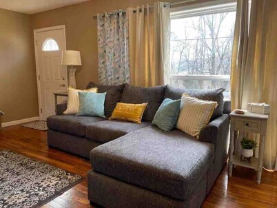 EASY Checkout, Safe, Comfy 3 bd w/KING Pets OK