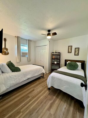 2 slaapkamers, een bureau, reisbedje, wifi