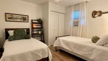 2 Schlafzimmer, Schreibtisch, Reisekinderbett, WLAN